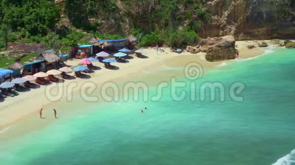 亚洲著名的旅游胜地绿松石海海水海滩热带天堂前的雨伞美景视频的预览图
