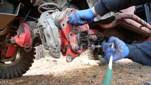 机械手拧开越野车悬架的螺栓视频的预览图
