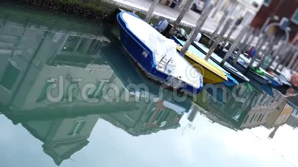 意大利古城水面上的船视频的预览图
