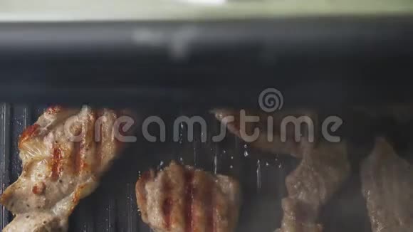 煮熟的牛排或排骨在金属电烤架上品尝肉快关门顶部视图视频的预览图