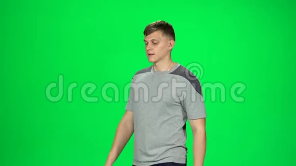 年轻的雄性开始奔跑挥动他的手站立Chroma键视频的预览图