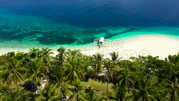 热带岛屿有海滩和棕榈树菲律宾马哈巴岛视频的预览图