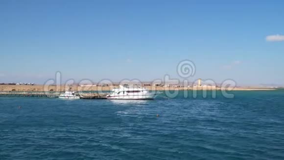 码头有游艇和摩托艇红海的岸边视频的预览图