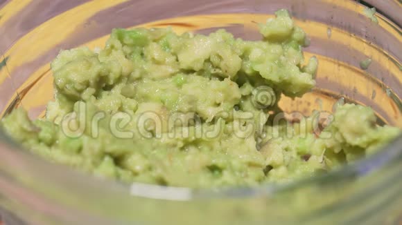 派对小吃墨西哥玉米片蘸瓜卡莫尔新鲜健康素菜生蔬菜特写视频的预览图