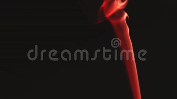 一股薄薄的红色烟雾在黑色背景下向上移动空间中缓慢运动的魔法雾视频的预览图