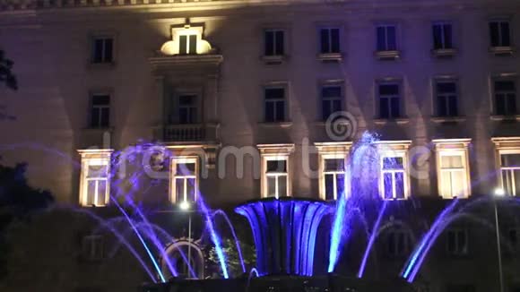 索菲亚喷泉通过总统之间的议会和总统登杜科夫1号和登杜科夫2号晚上的视频视频的预览图