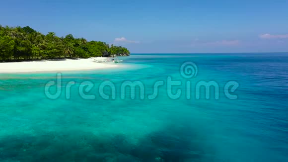 有白色海滩的热带岛屿菲律宾马哈巴岛青绿色泻湖海水清澈视频的预览图