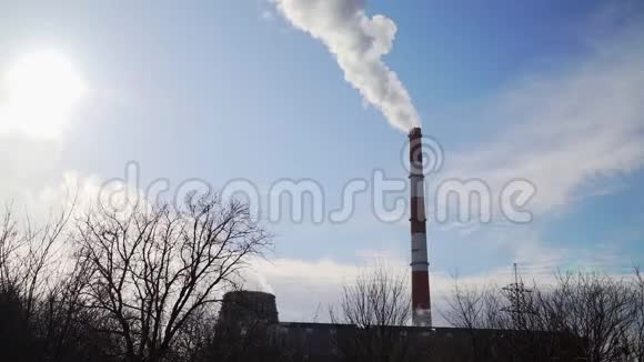 带烟管道工业生产厂房大气污染浓密的烟是工业用的红白相间的烟斗鸟的视野视频的预览图