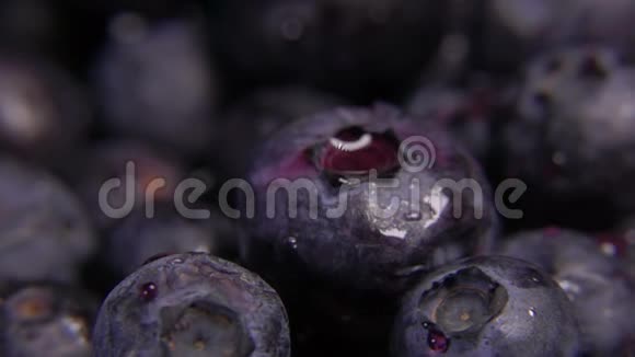 关闭掉在蓝莓上的果汁滴视频的预览图