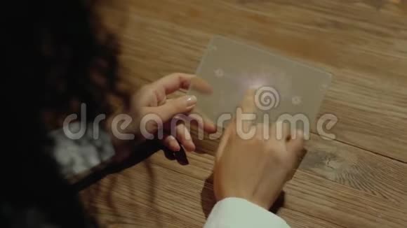 双手握着肥胖女性身体的药片视频的预览图