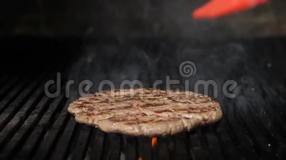 带火的慢动作食物视频烤火烧烤架上烤制的汉堡肉燃烧的火焰和多汁的牛排视频的预览图