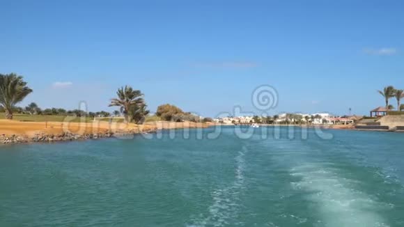 埃及的埃尔古纳运河从沿着运河航行的小船上看到视频的预览图