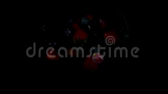 各种水果都在黑色背景下随着果汁的飞溅而飞视频的预览图