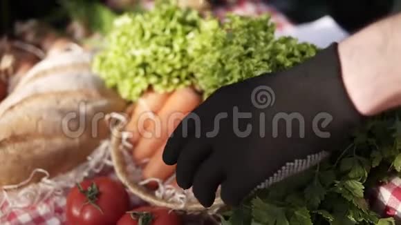 在农场里用黑色手套将有机食物沙拉完美的有机胡萝卜形状视频的预览图