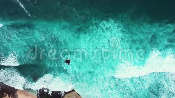 美丽清新的海上海浪在海岛海岸空中翻滚视频的预览图