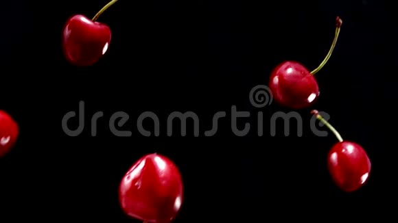 美味多汁的红樱桃在黑色的背景上对角飞行视频的预览图