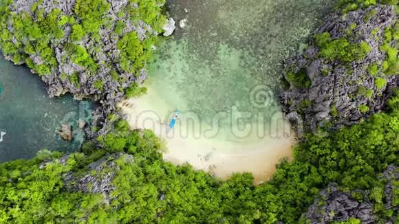 带沙滩的小泻湖从上面可以看到巴拿马群岛菲律宾视频的预览图