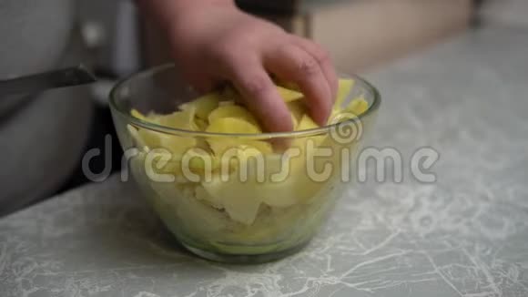 手搅拌切好的洋葱和土豆视频的预览图