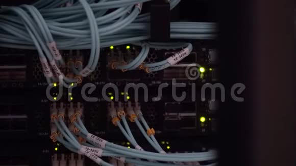 连接数据中心的光纤电缆黑暗的服务器架视频的预览图