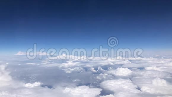 令人惊叹的画面从蓝天的飞机窗口上方的云层从飞机窗口到视频的预览图