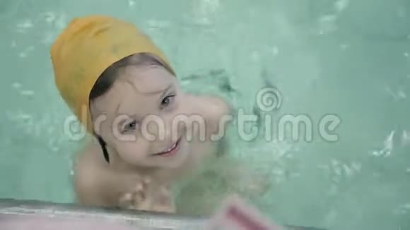 泳池里6岁的女孩一个女孩带着鳍在游泳池里游泳视频的预览图
