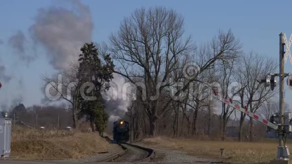 古董修复的蒸汽机和乘用车接近烟雾和蒸汽视频的预览图
