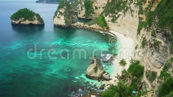 带钻石形状的岩石悬崖和绿松石海水的热带岛屿天堂海滩令人惊叹的美丽和田园风光视频的预览图