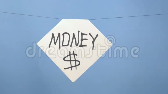 在蓝色背景上着一张黑字钞票的燃烧和吸烟白纸视频的预览图
