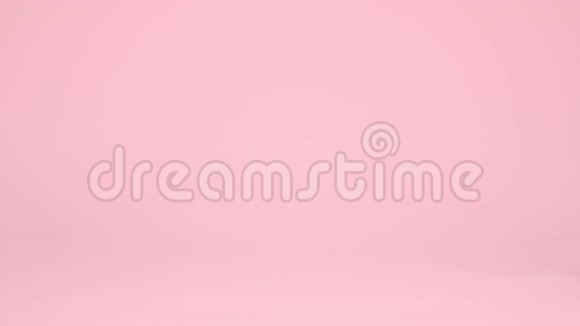 红色复古玩具车送礼盒带丝带蝴蝶结在粉红色背景上生日情人节女性节日概念视频的预览图