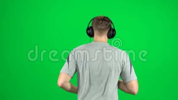 戴着大耳机的家伙在跑ChromaKey背面视频的预览图
