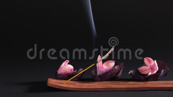 冥想和放松瑜伽课程的物品在黑暗背景下静态拍摄香气魔杖和花朵视频的预览图