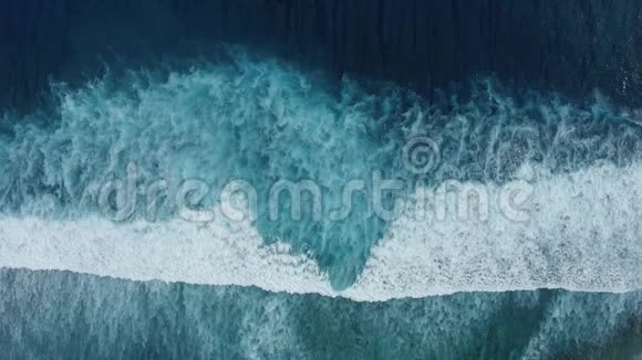 海面上的巨浪泡沫和飞溅从上往下缓慢移动视频的预览图