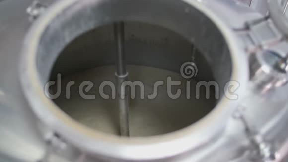 在里面的啤酒罐里酿造啤酒的过程视频的预览图