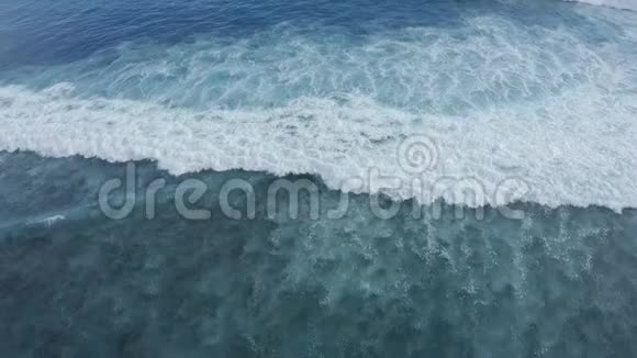 海面上的巨浪泡沫和飞溅从上往下缓慢移动视频的预览图