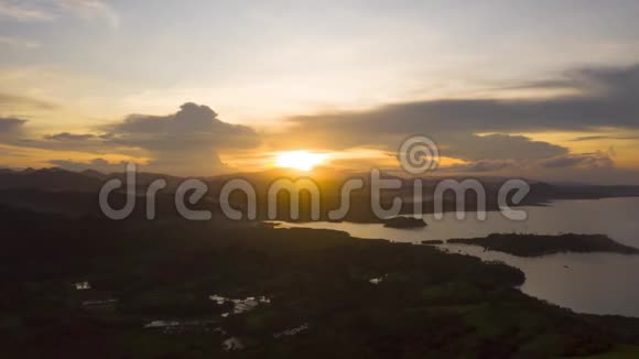 热带岛屿上的日落傍晚的山景视频的预览图