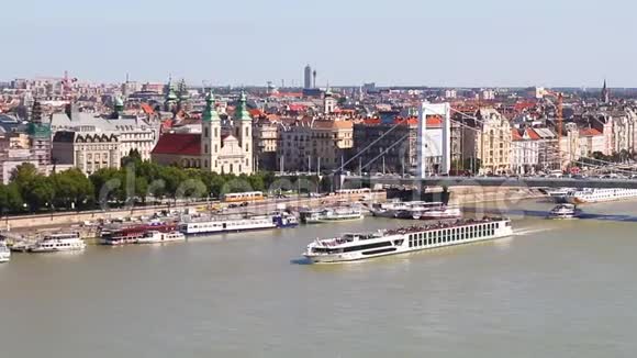 布达佩斯是匈牙利的首都阳光明媚的一天一艘带游客的大船漂浮在多瑙河上Erzebet视频的预览图