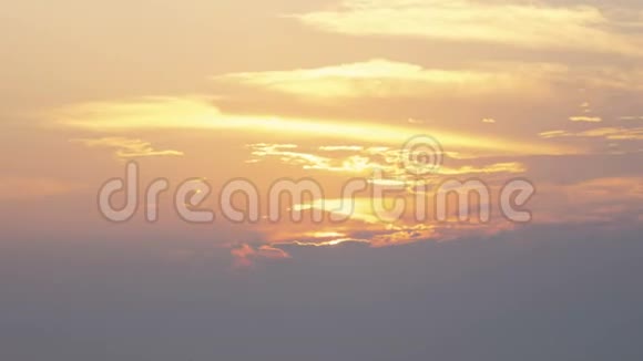 日落后的黄金时刻天空中云的移动时间视频的预览图