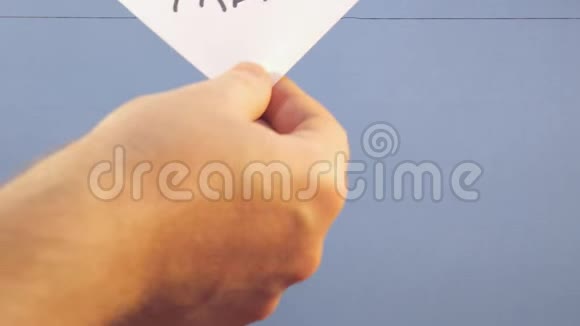 一个男人把一张白纸挂在蓝色的背景上上面写着趋势视频的预览图