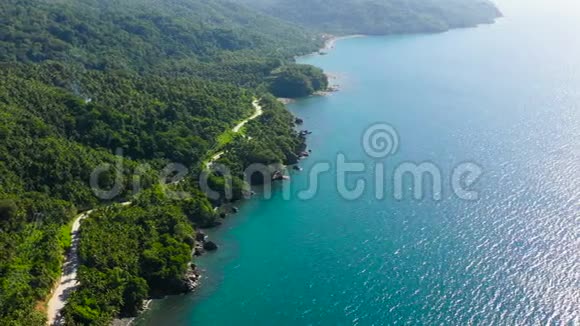 沿海的道路俯视菲律宾吕宋岛视频的预览图