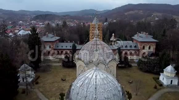 东正教修道院的空中镜头视频的预览图