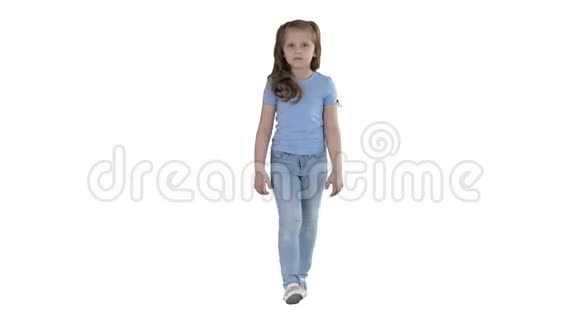 穿着牛仔裤和蓝色t恤走在白色背景上的小女孩视频的预览图