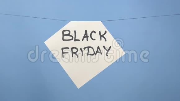 黑色星期五蓝色背景上印有黑色铭文燃烧和吸烟白纸视频的预览图