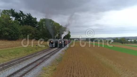 两辆蒸汽机车并排在空中的头部视频的预览图