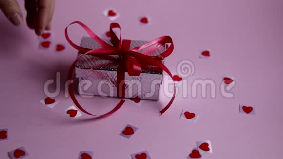 母亲节情人节或生日礼物包装粉色背景美丽明亮的丝带假期视频的预览图