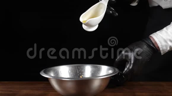 在餐馆做饭特写镜头在马太利碗中煮沙拉缓慢地倒入酱汁健康食品和优质食品视频的预览图