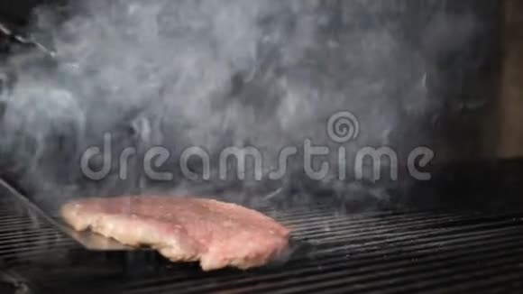 在烤架上慢慢煮肉做汉堡包肉在用铲子转动蒸汽上升了不良快速视频的预览图