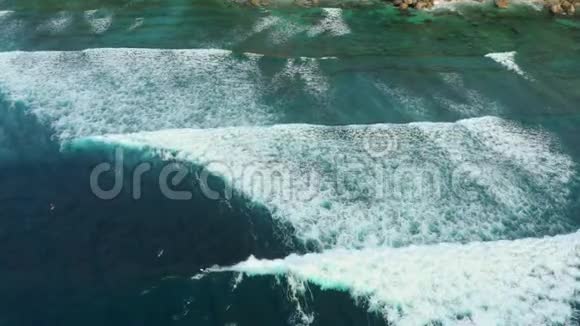 高空俯视巨大的海浪撞击和起泡视频的预览图
