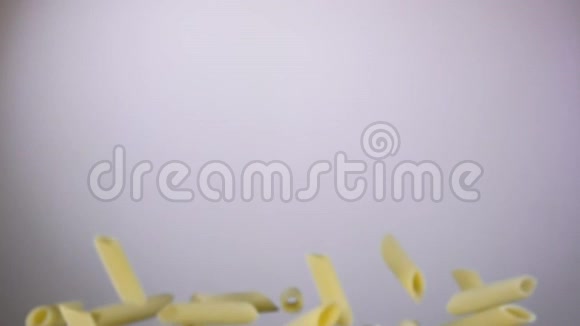 生面粉笔在白色背景上飞起来视频的预览图