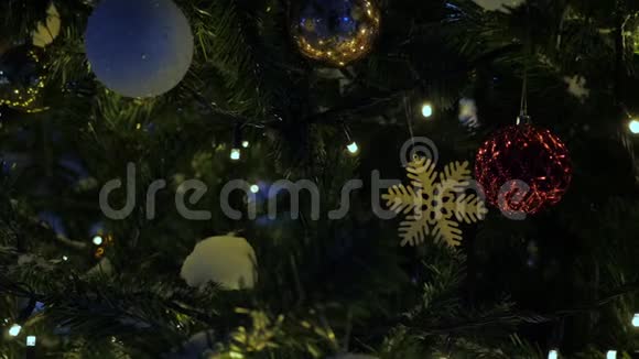 有街道装饰的圣诞树视频的预览图