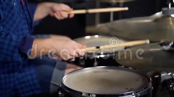 音乐家用鼓槌缓慢地演奏戏剧视频的预览图